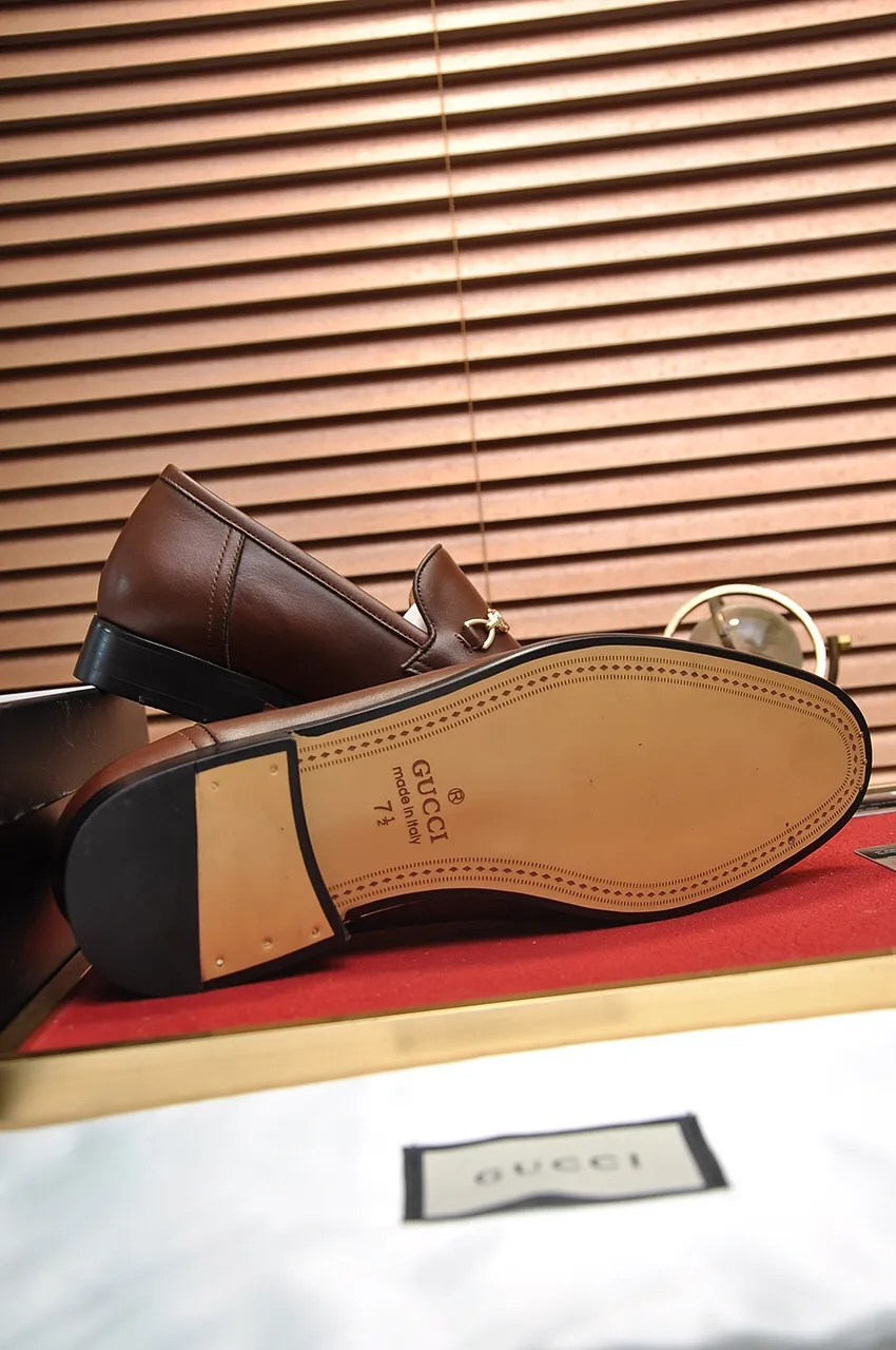 Men's shoes💰500💶Italy's top luxury men's shoe giant (GUCCI) (Gucci) (full cowhide lining) new arrival🍃Original European style🔰 Pleasant to the eye😍In order to make the shoes more durable and non-deformable🌀The production continues to follow traditional methods but there is still no lack of innovation💪Choose original sheepskin for the leather♻️ Smooth and natural And extra bright ⭐Made of imported cowhide, the first choice of rich people 38-45 (45 customized)